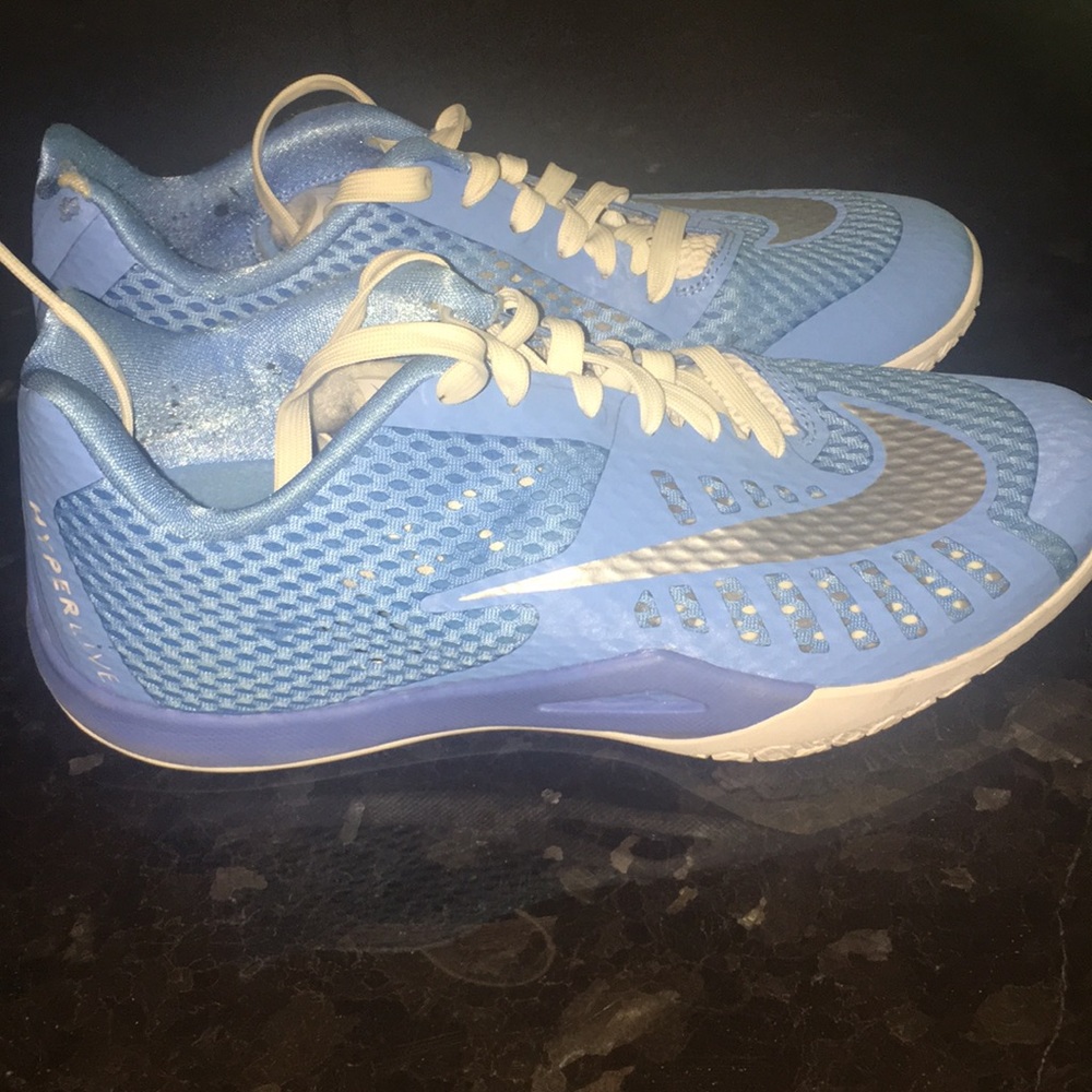 Nike HYPERLIVE Women’s basketball shoe. Size 8.
